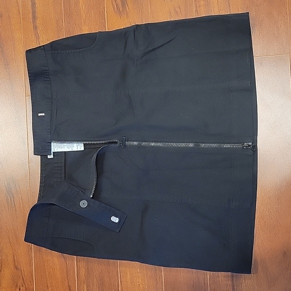 Black mini skirt, size 12, with zipper and hook closure - Picture 2 of 4